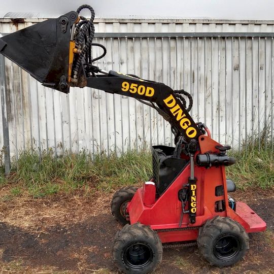 Dingo 950D Skid Steer w/ extrawide 4in1 Bucket Farm Tender