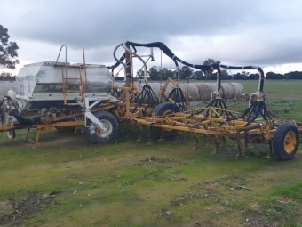 CONNOR SHEA EC STRADDLE SEEDER 32FT WITH PRICKLE CHAIN AND SMALL SEED BOX