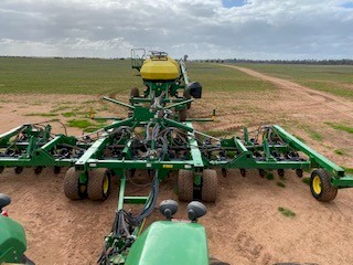 2013 John Deere 1890 Disc Seeder & 2003 John Deere 1910 Air Cart