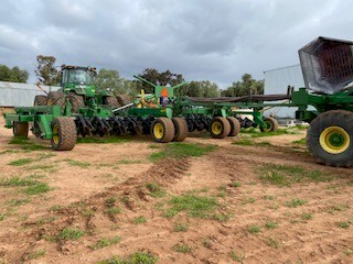 2013 John Deere 1890 Disc Seeder & 2003 John Deere 1910 Air Cart