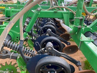 2013 John Deere 1890 Disc Seeder & 2003 John Deere 1910 Air Cart