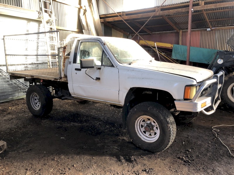 Toyota Hilux 4WD 2.4D Ute