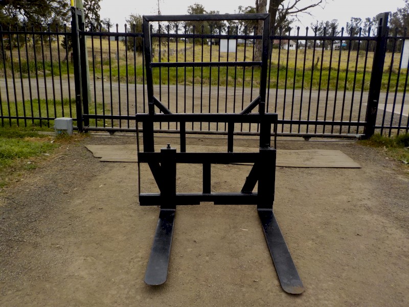 Heavy Duty 2500 kg Tractor Pallet Fork Attachment