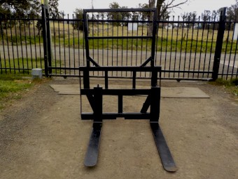 Heavy Duty 2500 kg Tractor Pallet Fork Attachment