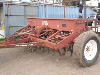International 511 20 run spring release drill seeder