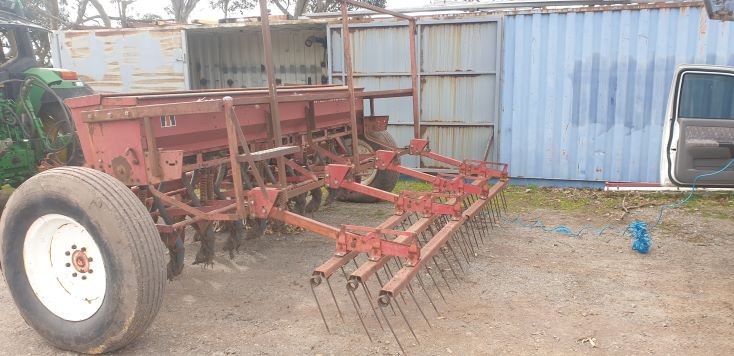 International 511 Spring Release 20 run Drill Seeder