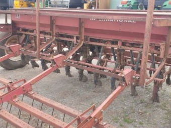 International 511 Spring Release 20 run Drill Seeder