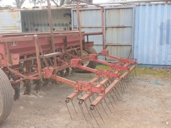 International 511 Spring Release 20 run Drill Seeder