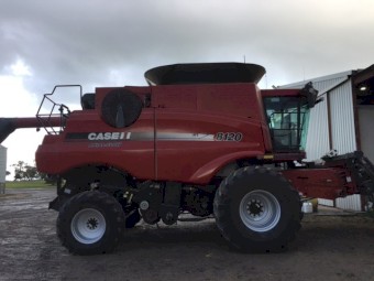 2010 Case IH 8120 Header with 40ft 2011 Case IH 2052 Front with Leith Trailer