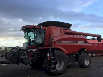 2010 Case IH 8120 Header with 40ft 2011 Case IH 2052 Front with Leith Trailer
