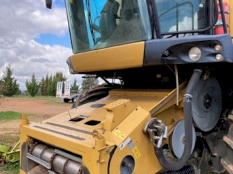 2005 CAT Lexion 580R Header with 36ft Honey Bee Front on 4 Axle Trailer
