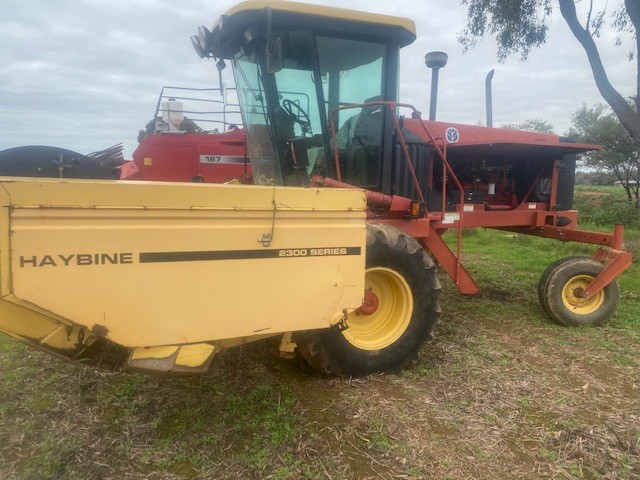 New Holland HW320 Windrower 18 foot Haybine 2300 Front