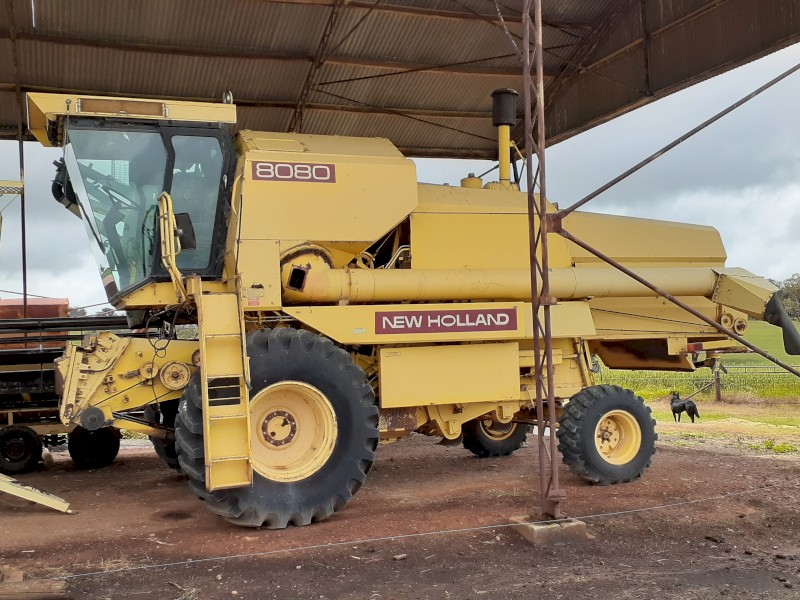 New Holland 8080 header with 30 foot front on trailer