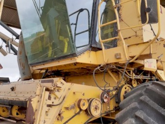 New Holland 8080 header with 30 foot front on trailer