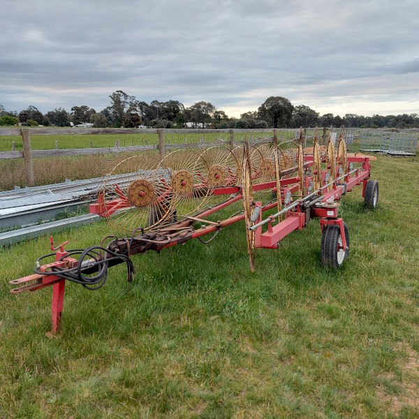 Tonutti V 12 Hay rake