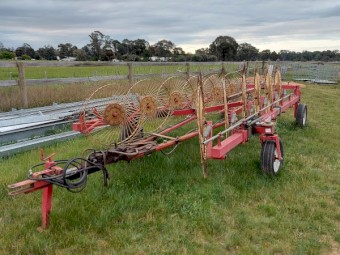 Tonutti V 12 Hay rake