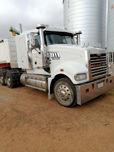 2008 Mack Trident Prime Mover