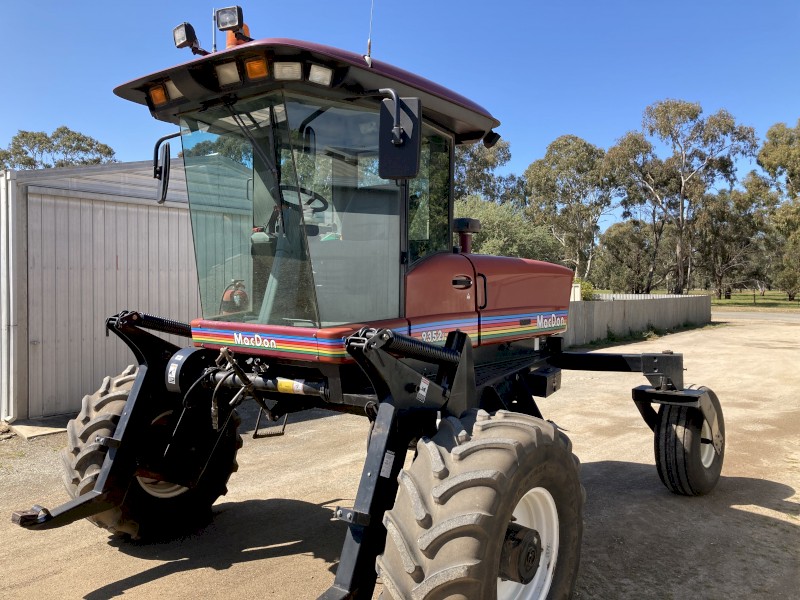 2005 MacDon 9352i Self Propelled Windrower with 25ft Draper Front