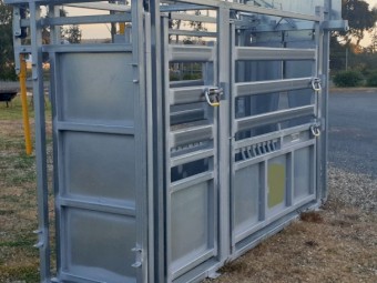 Brand New Cattle Crush. Side squeeze.