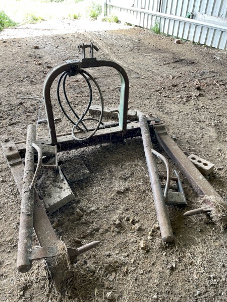 Hay / Silage Feeder - Hustler