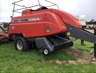 Massey Ferguson MF2150 Baler with Accumulator