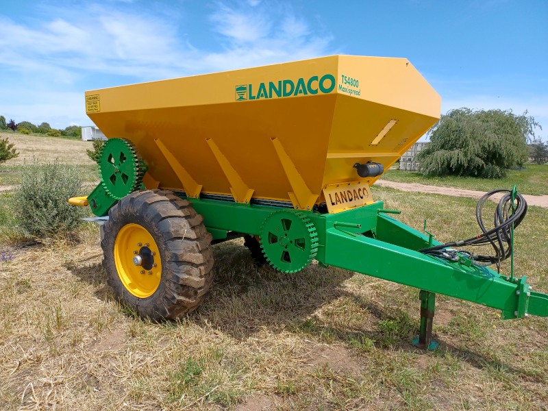 Landaco TS4800 Maxispread Spreader (Cletted belt with drip attachment)