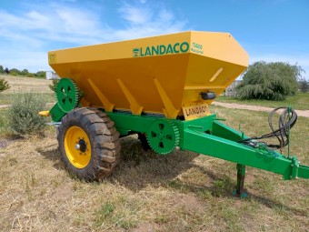 Landaco TS4800 Maxispread Spreader (Cletted belt with drip attachment)