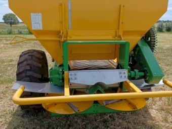 Landaco TS4800 Maxispread Spreader (Cletted belt with drip attachment)