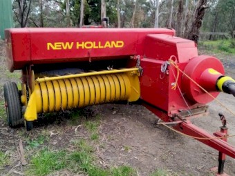 A NEW HOLLAND HAYLINER 317