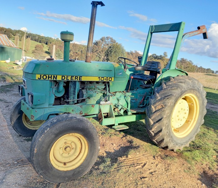 JOHN DEERE TRACTOR 1040 