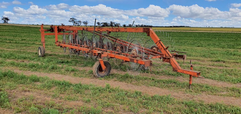 Schinckel  16 wheel v hayrake 