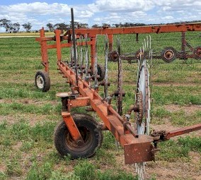 Schinckel  16 wheel v hayrake 