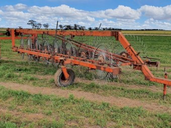 Schinckel  16 wheel v hayrake 