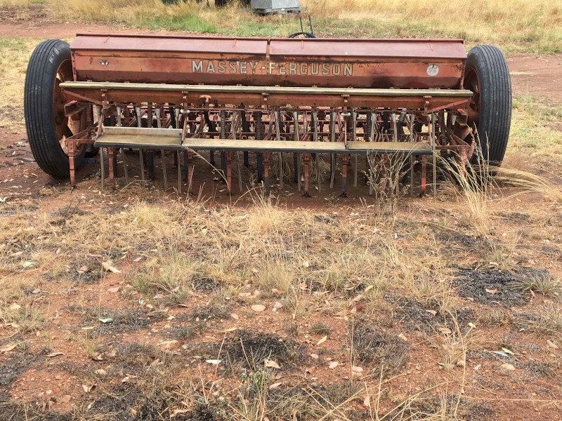 Massey Ferguson 500 series MF55 direct drill combine 20 row with small seeds box, heavy 5 leaf harrows and bar
