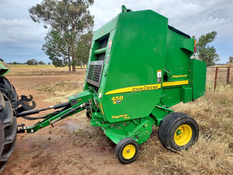 John Deere 458 Round Baler