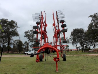 Kuhn GA 7501 Twin Rotary Rake 