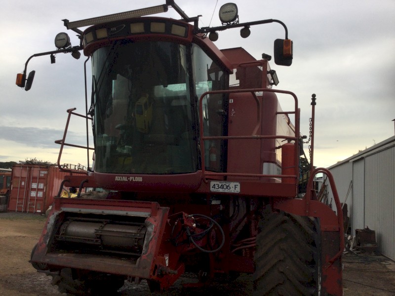 CASE IH 2388 Header with Comb front on leith trailer.