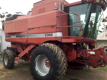 CASE IH 2388 Header with Comb front on leith trailer.
