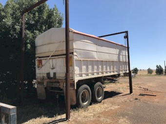 Grain tipper trailer