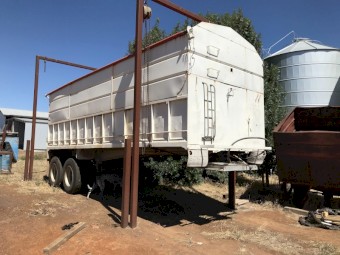 Grain tipper trailer