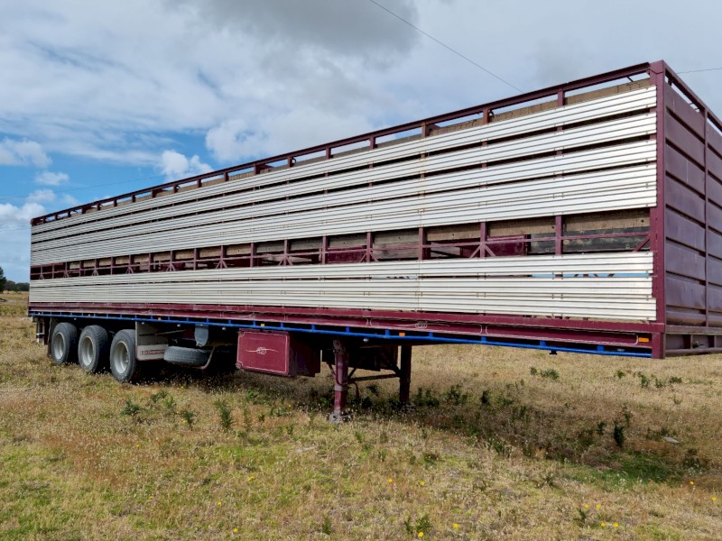 2002 Barker tri axle stock crate