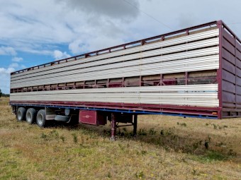 2002 Barker tri axle stock crate