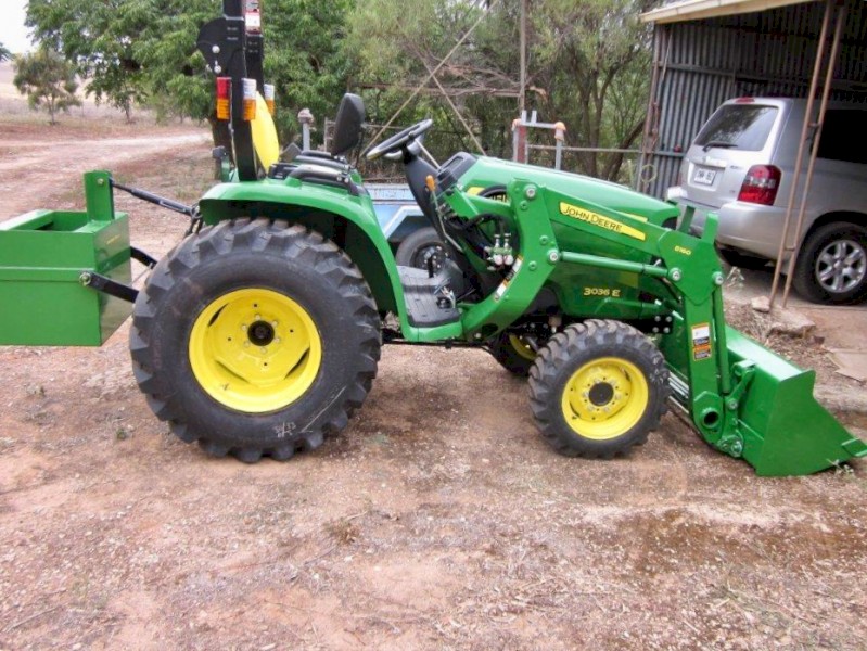 2017 John Deere 3036E Tractor Loader
