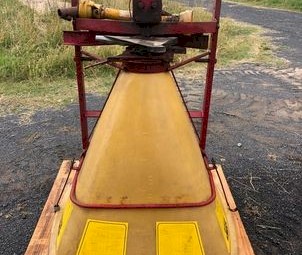 Teagle fertilizer and grass seed spreader