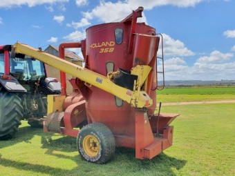New Holland 358 Mill Mixer
