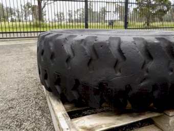 1 x Bridgestone V-Lug 2 15.5 - 25 Industrial Commercial Tyre