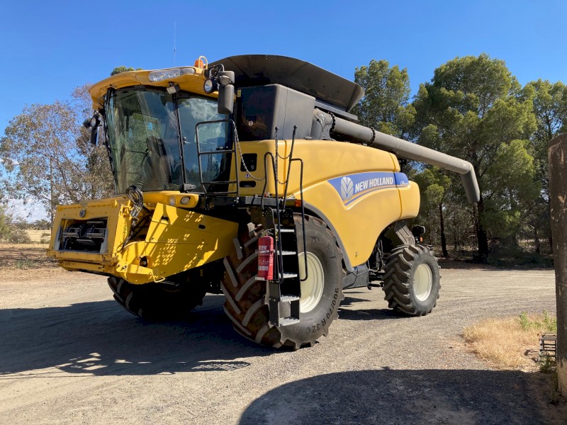 2012 New Holland CR 8090 Header