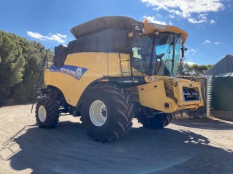 2012 New Holland CR 8090 Header