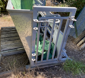 Arrow Quip sheep handler