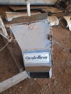 Seed grain and fertiliser divider for tip truck